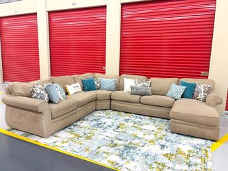 Beautiful Sectional couch with Chaise