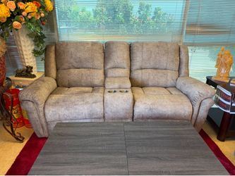 New  power recliner love seat with center storage console