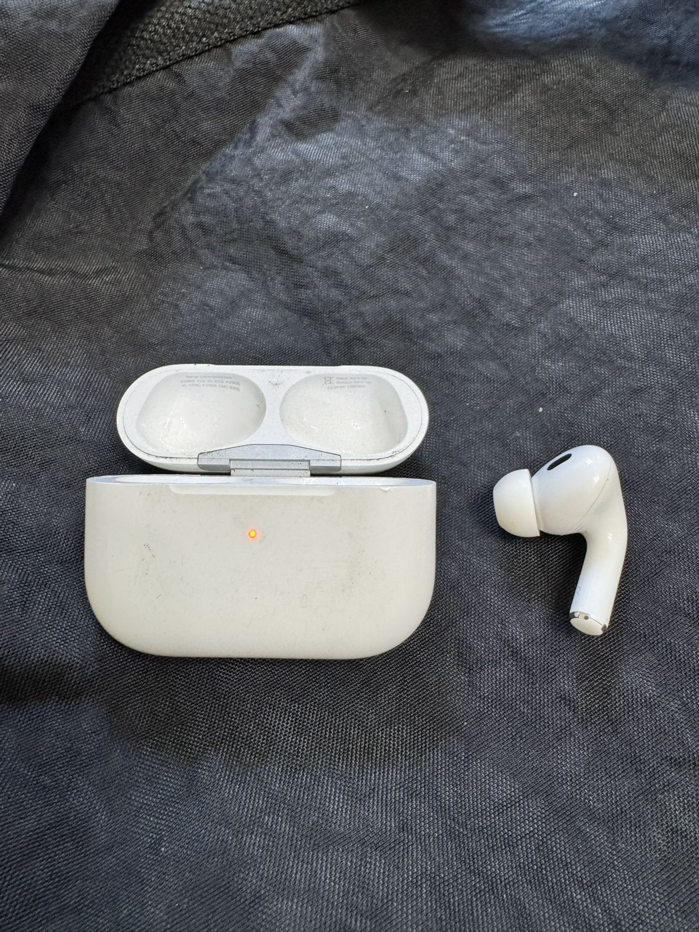 AirPods Pro 2 (USB-C) Serial Number: C4HYQTDFNW