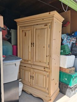 Beautiful  Armoire large drawers good condition