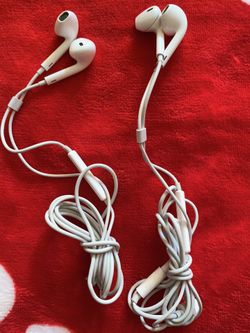 Two Used Pairs Apple Earphones in very good working condition!!2x$25