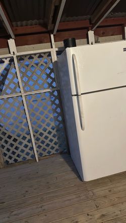 Im Paying you $25. Full size Non working Fridge