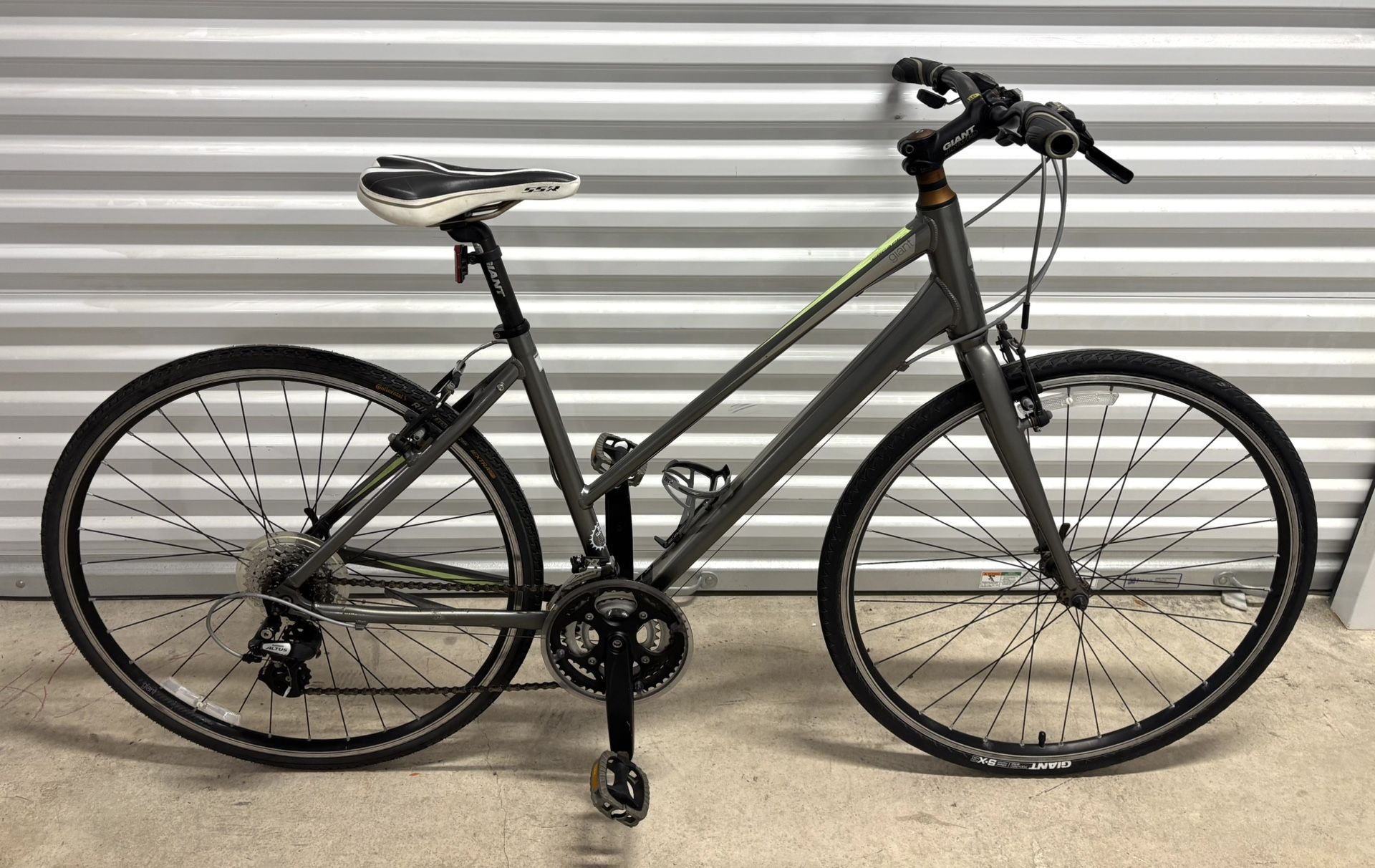 2012 Giant Escape 2 18” M Frame. Excellent Condition!