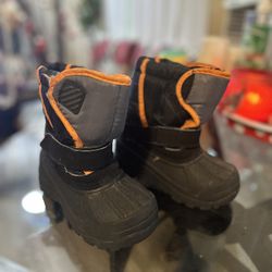 Toddler Boy Size 8. Snow ❄️ ⛄️ Boots . My Son Used Them  Few Times Still In Excellent Condition 