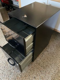 Locking File cabinet, 2 keys 25” H x 14” W - El archivador