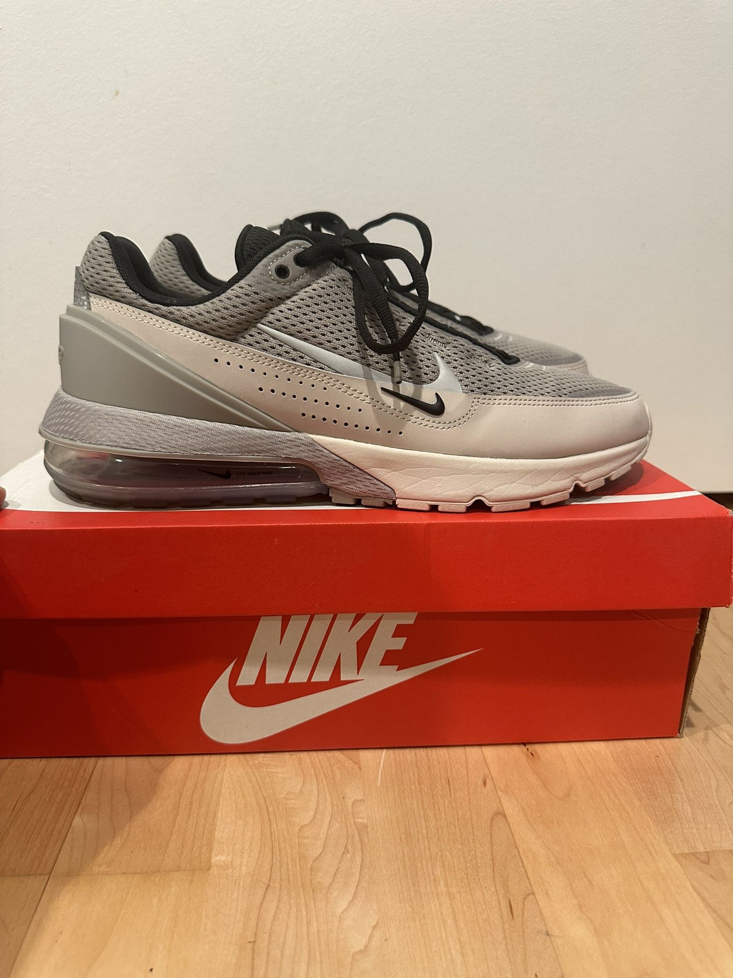 Nike Air Max Pulse - Size 11 - Worn once