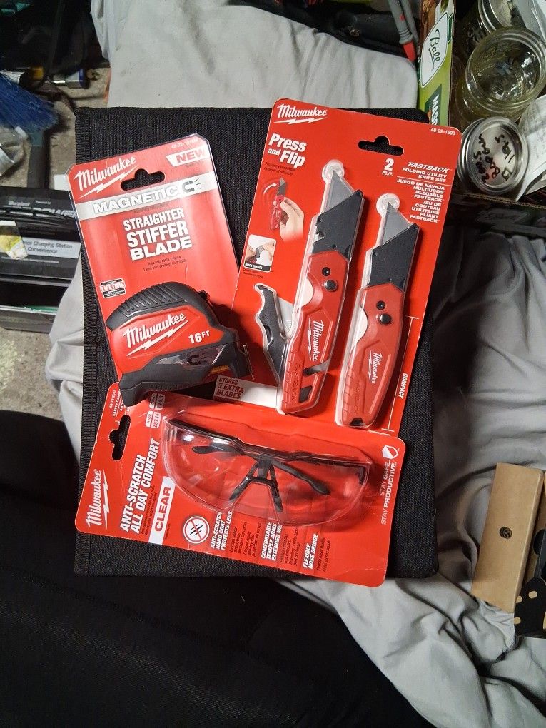 *** Milwaukee TAPE MEASURE, FOLDING UTILITY KNIFES AND SAFETY GLASSES*** BRAND NEW