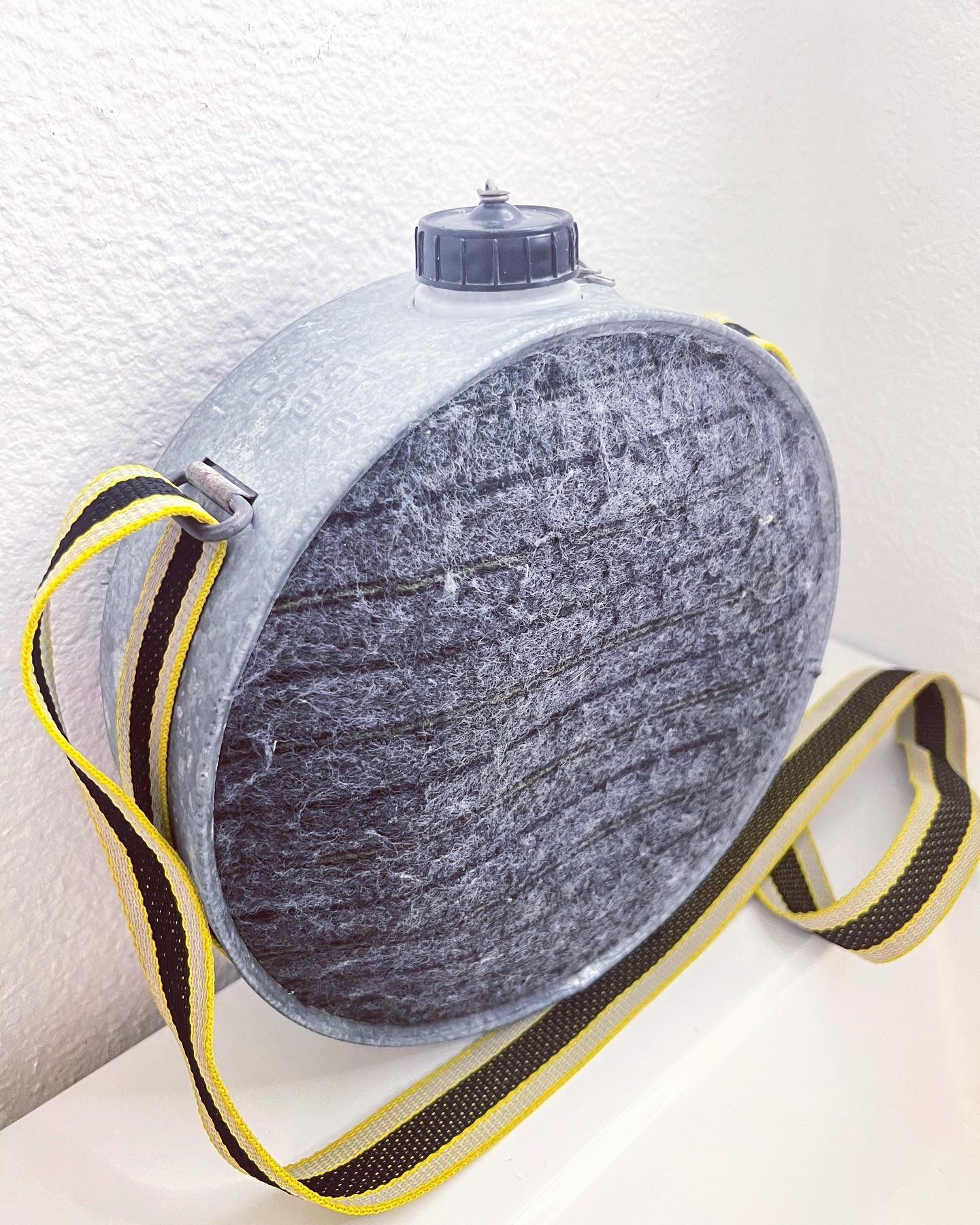 Vintage Oasis 1 Gallon (4 Quarts) Metal Canteen w/ Thick Grey Wool & Thick Cross Body Strap Works
