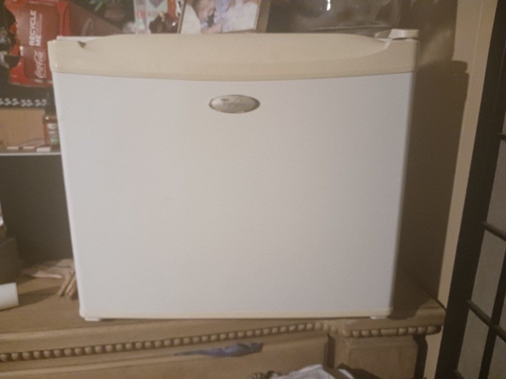 Mini Fridge Wirks Really Well