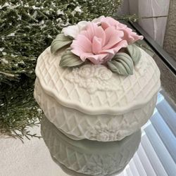 🌸Vintage Porcelain Trinket Jewelry Box Dish Floral Rose 3” tall x 3” wide