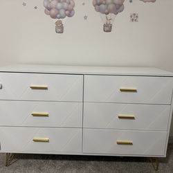 White 6 Drawer Dresser in Excellent Condition