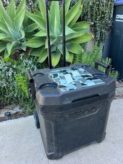 IGLOO 62 qt. Cooler w drain, wheels and raised roller handle