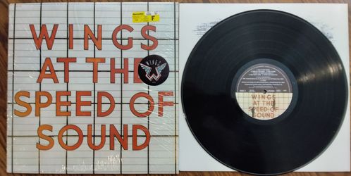 VINTAGE(1976)  "WINGS AT THE SPEED OF SOUND" VINYL RECORD