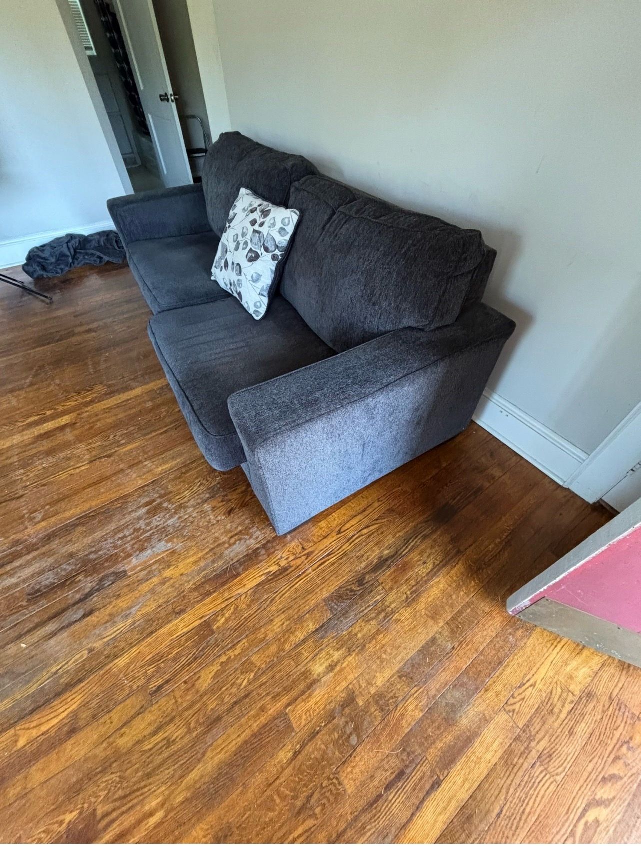 Couch perfect condition,no pet,no smoke