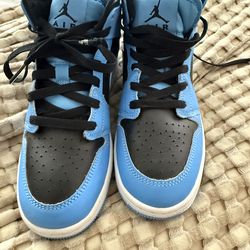 Boys air Jordan 1 Mid (University Blue/black).