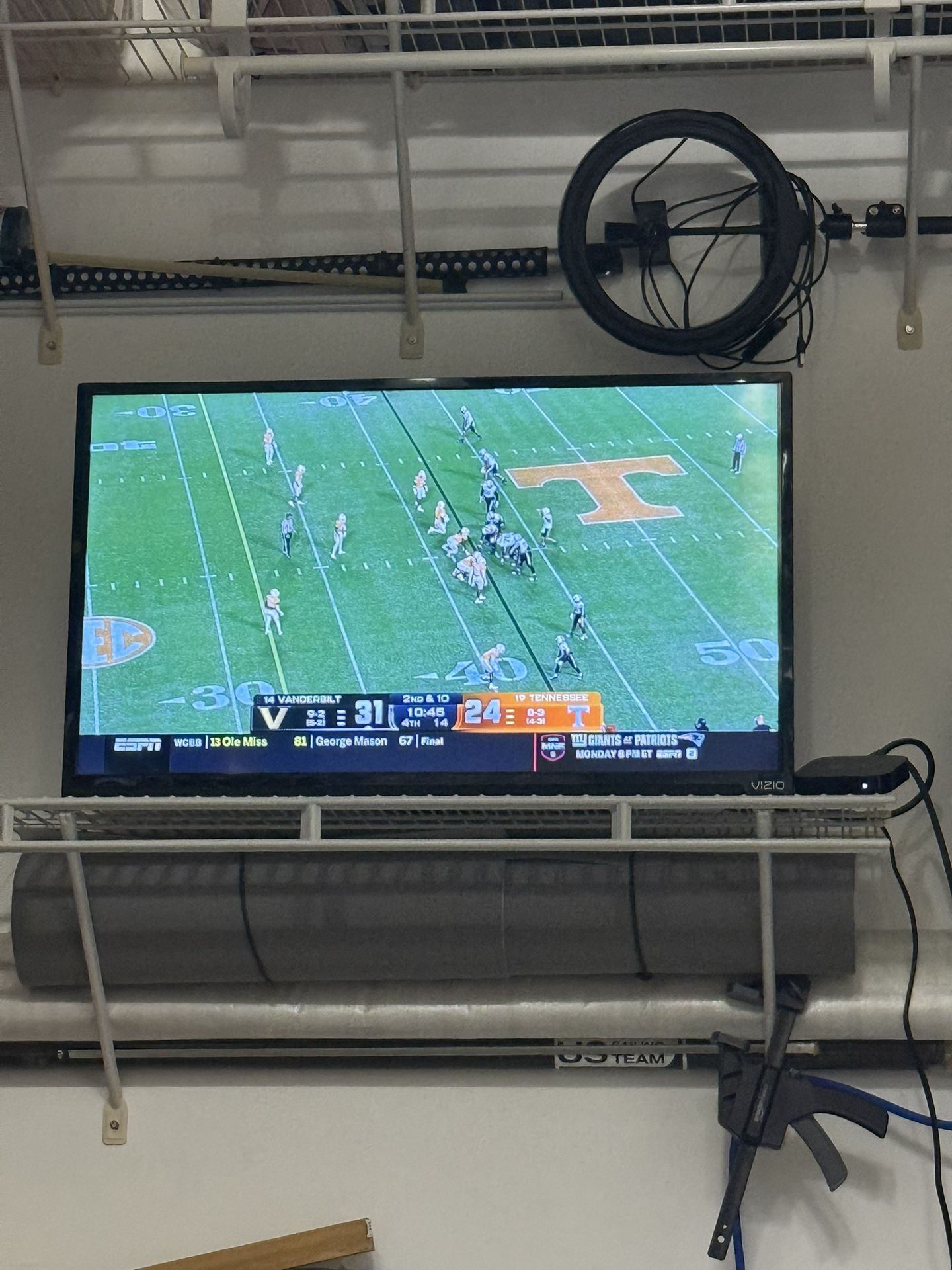 Vizio 32 Inch TV With Gen 1 Apple TV