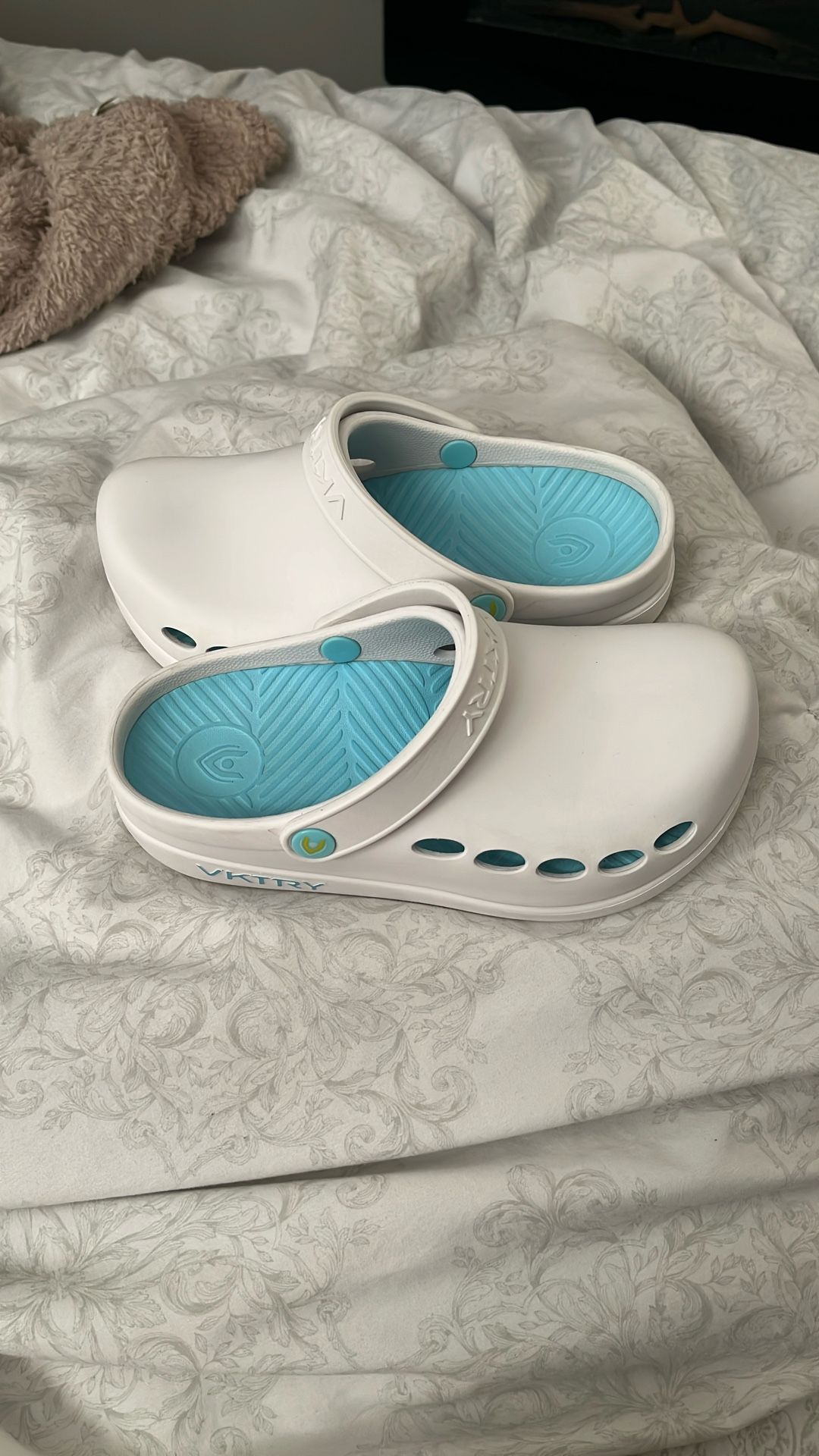 VKTRY Performance Recovery Clogs 