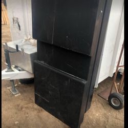 Weather guard tool box use I’n good condition just need new keys for luck  but you can order in heavy duty metal this for small pickup lake v6 or v4