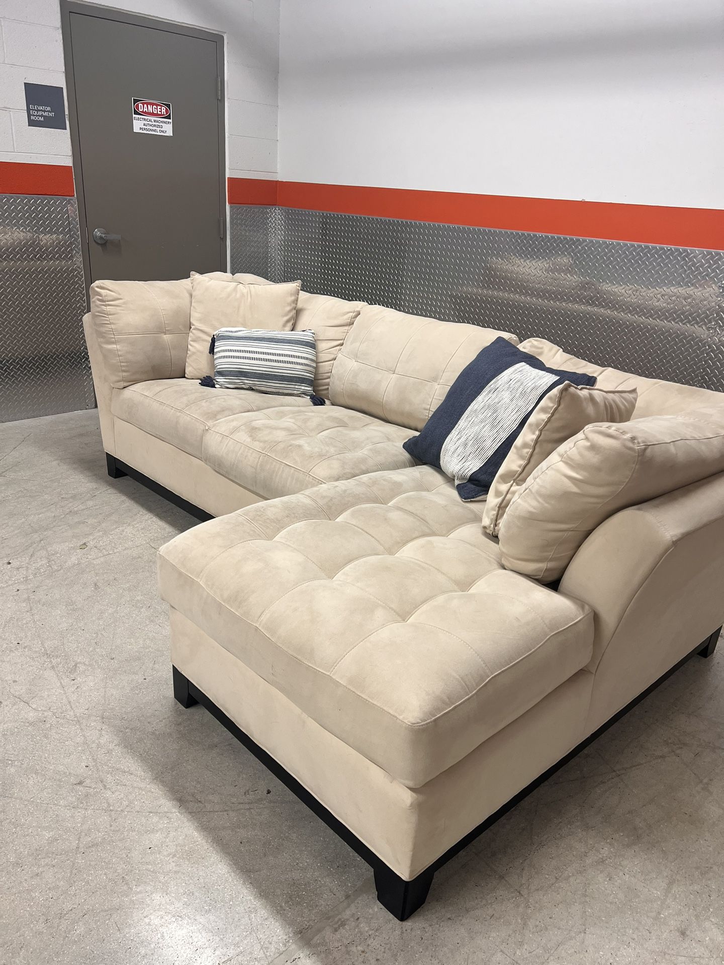 WOW! Cream Cindy Crawford Sectional Couch ONLY $335 ($1,750 Retail!!) Free Delivery! 🚚 