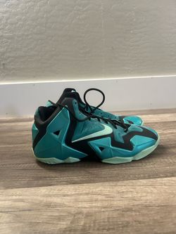 Girl’s basketball shoes