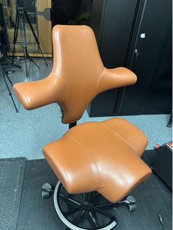 HÅG Capisco Ergonomic Saddle Chair w/ Footring – Cognac