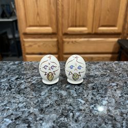 Ceramic Rare Vintage Mid-Century 1950's Humpy Dumpty  Egg Pair of Salt and Pepper shakers.  Size approximately 1 1/2 inches tall.  Some crackling due 