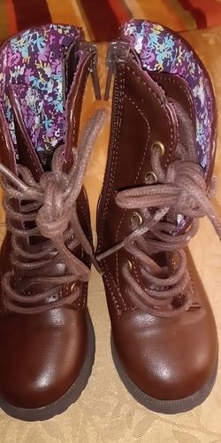 Toddler boots size 6.