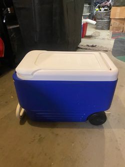 Igloo 38-Quart Wheelie Rolling Cooler - Barely Used