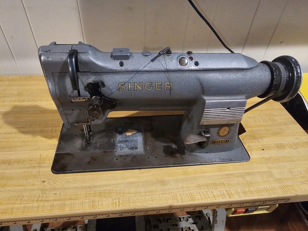 SINGER industrial Leather Sewing Machine 211G157