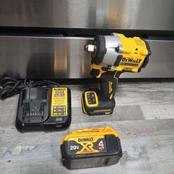 DEWALT 20V ATOMIC BRUSHLESS 1/2" IMPACT WRENCH WITH 20V XR 4AH  BATTERY AND CHARGER