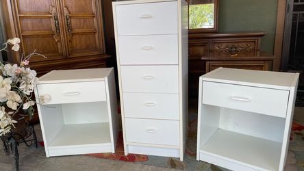 Gorgeous tall dresser whit two Nigth stand all and perfectly condition