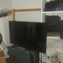 Onn32” Class HD (720P) LED Roku Smart Television (Model #:100012589)