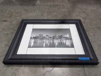 BED BATH & BEYOND Black and White Cityscape Picture Frame