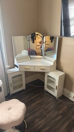Corner vanity