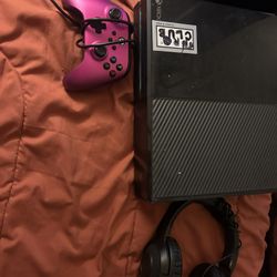 Xbox One With Wire Controller And Headset 