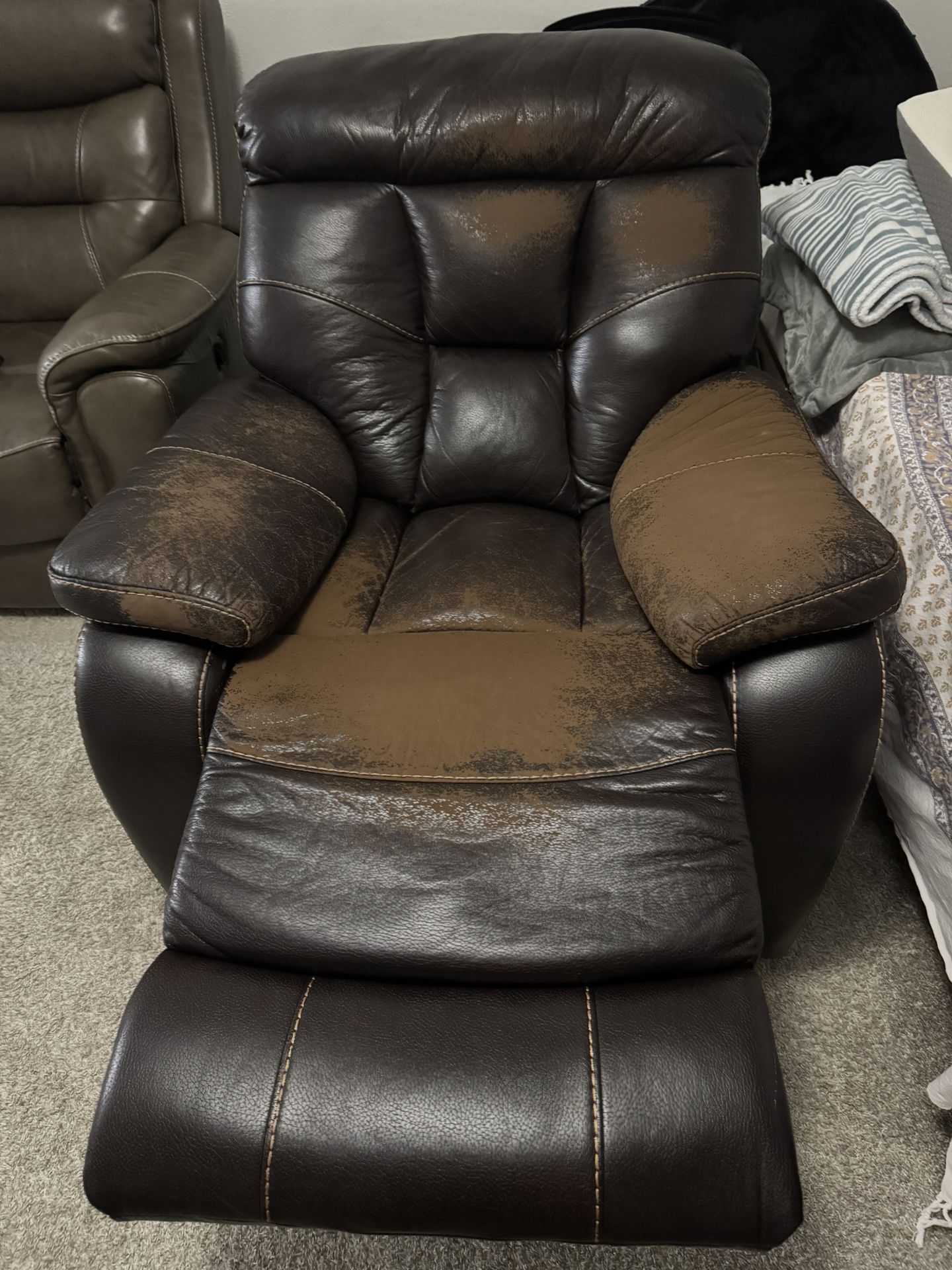 Oversized Rocker & Recliner Chair– Used & Comfortable! ** Pickup Only **