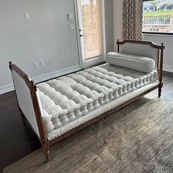 Elegant French Vintage Style Chaise Lounge / Daybed - Cream & Carved Wood
