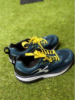 Gdefy athletic shoes size 10 NEW