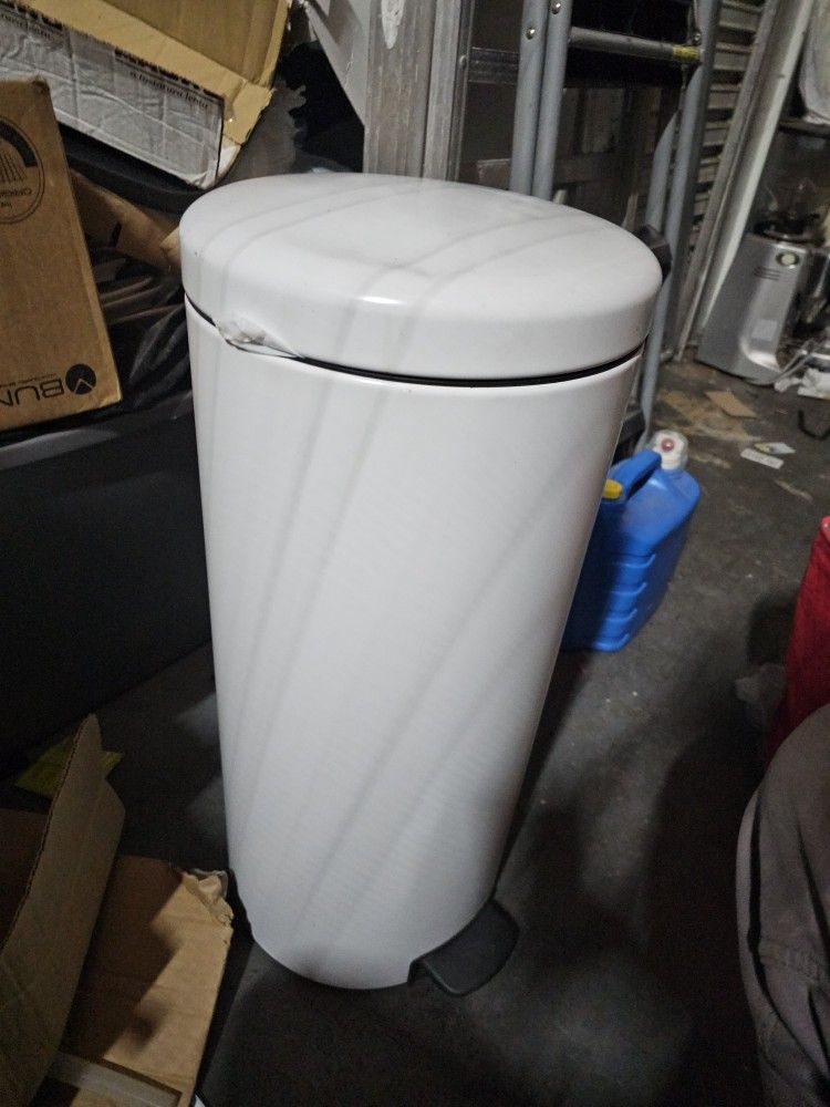 Garbage can