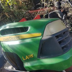 John Deere Hood La 115  /Cofre De John Deere La 115 