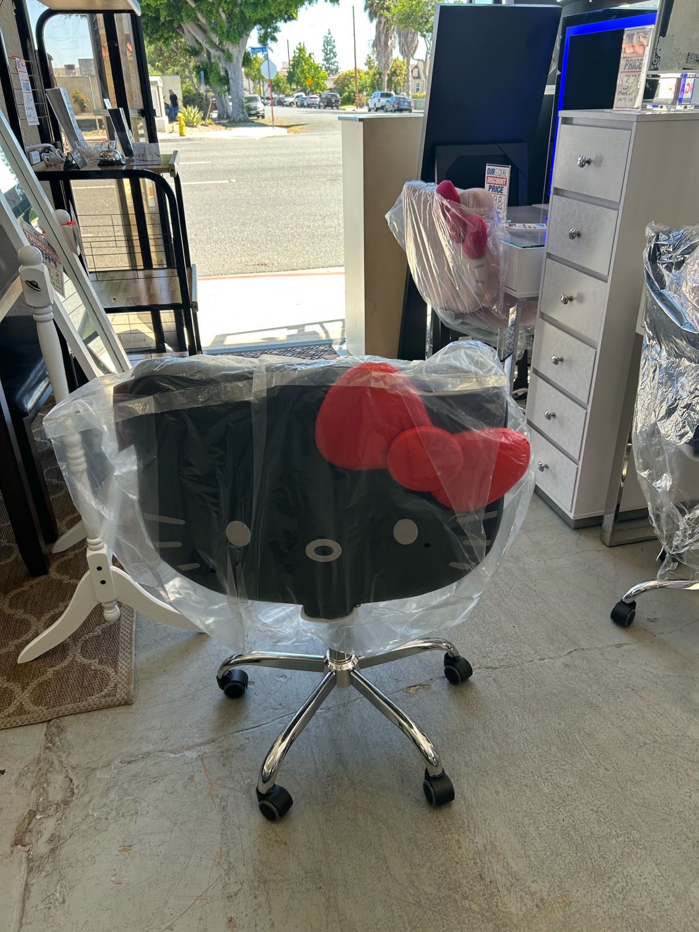 Hello kitty leather vanity chair