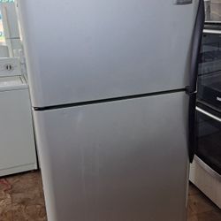 WHITE TOP & BOTTOM REFRIGERATORS 
