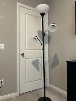 Floor lamp w/ 3 lamps/bulbs