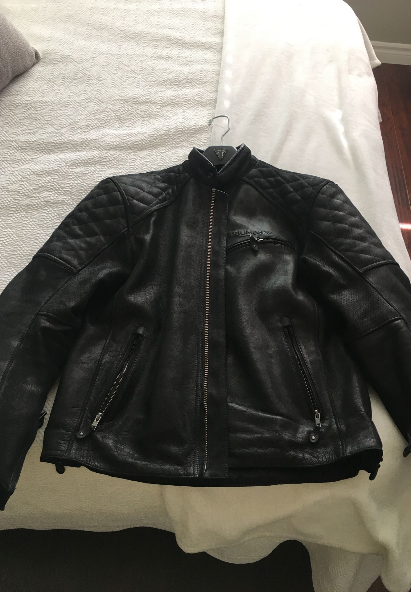 Triumph Leather motorcycle Jacket size Large 300$ OBO