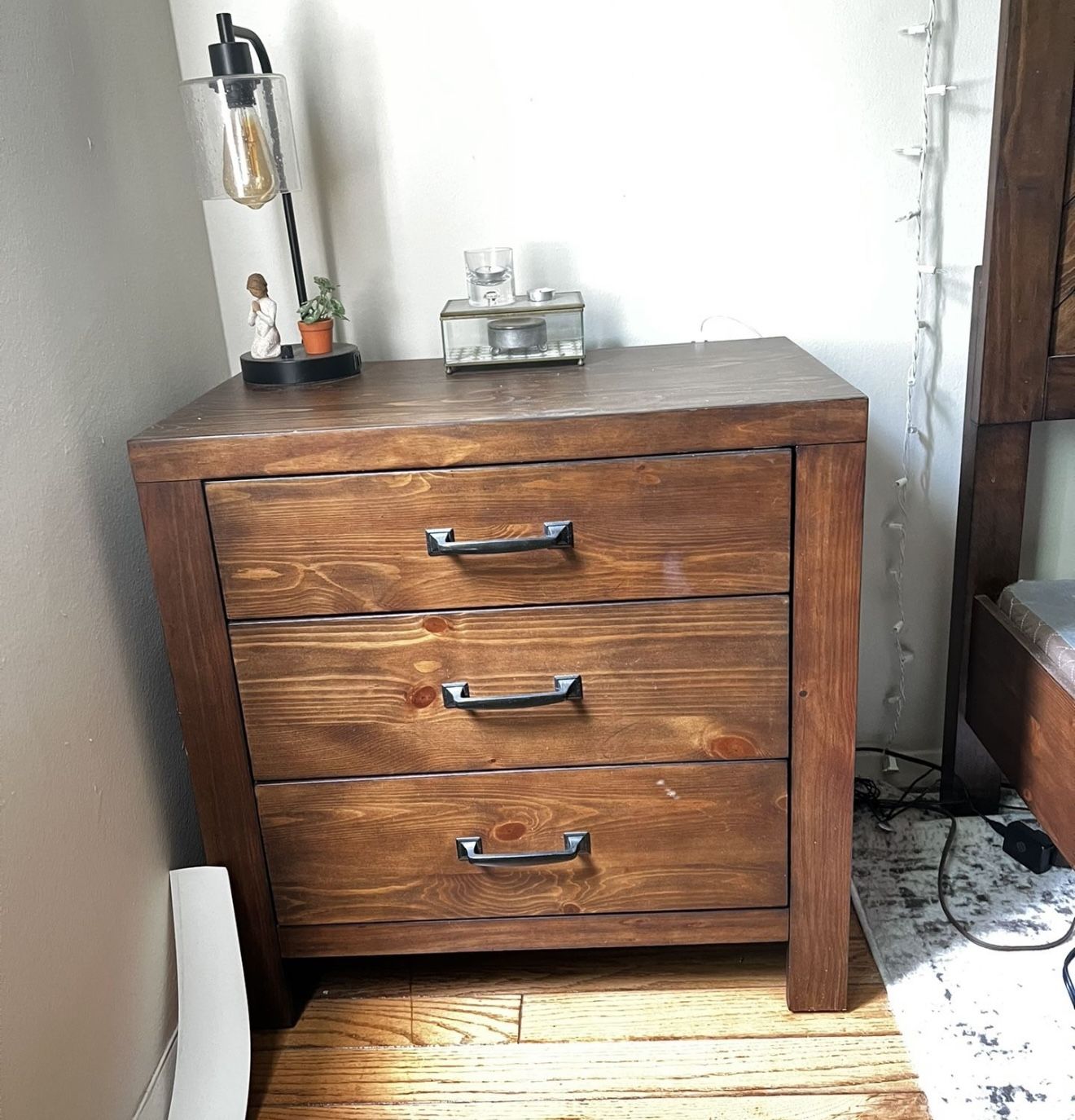 Night stands (2)