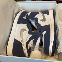 Jordan 1: Midnight Navy - Size 10.5
