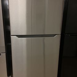 Insignia Top Freezer Refrigerator 