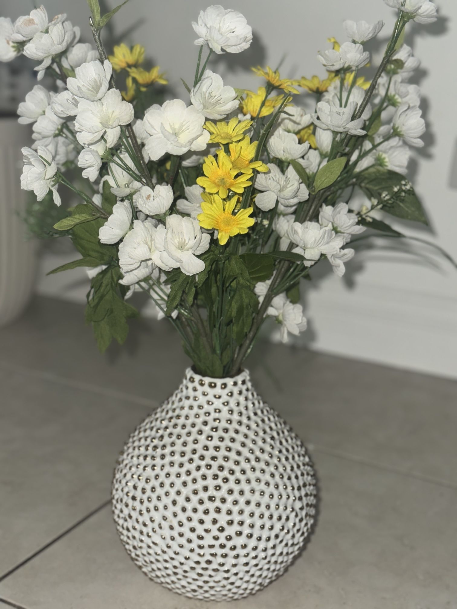 Flower vase (including fake flowers)