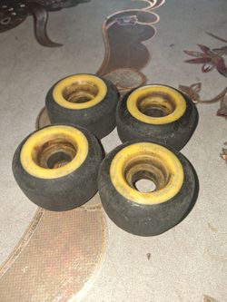 52mm Mike carroll wheels 20$