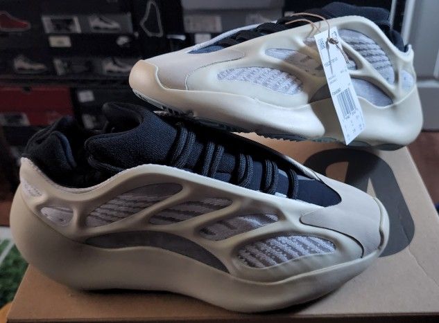 DS Adidas YEEZY 700 V3 Azael 2022 OG Colorway Size Men Youth